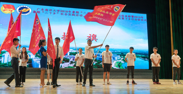 李延忠授旗_副本.jpg