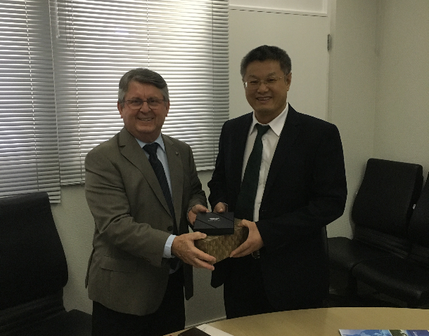 与伊塔雅伊大学校长互赠纪念品1.jpg